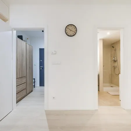 شقة Modern With Balcony And Parking