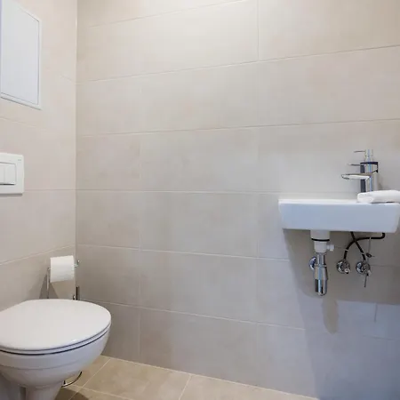 شقة Modern With Balcony And Parking