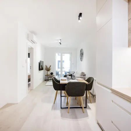 Modern With Balcony And Parking 公寓