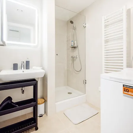 Modern With Balcony And Parking 公寓 *