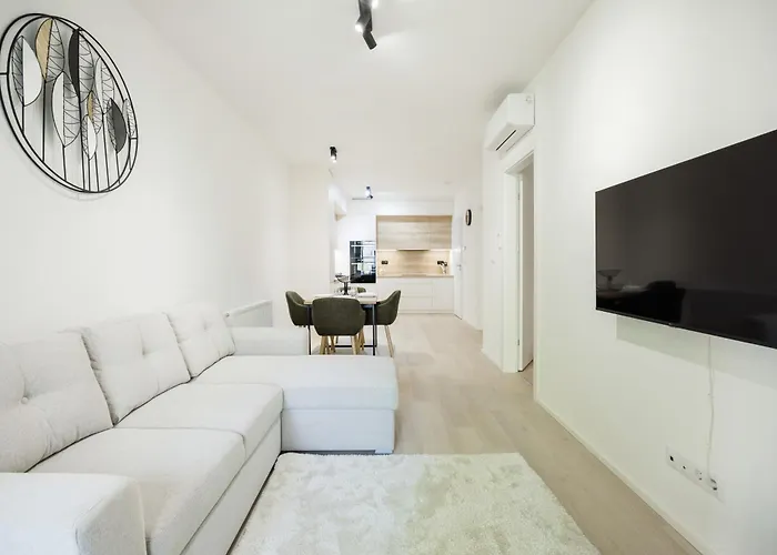 Modern With Balcony And Parking דירה *